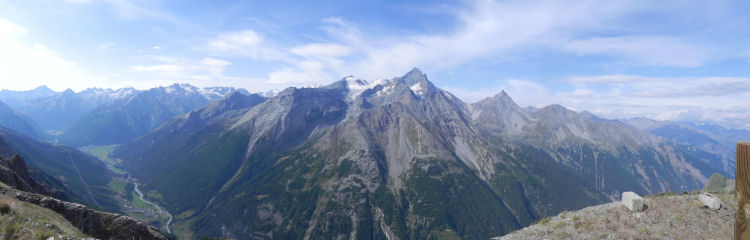 Panorama dalla cresta del Couis sopra Pila (Valle d’Aosta) (45784 bytes)